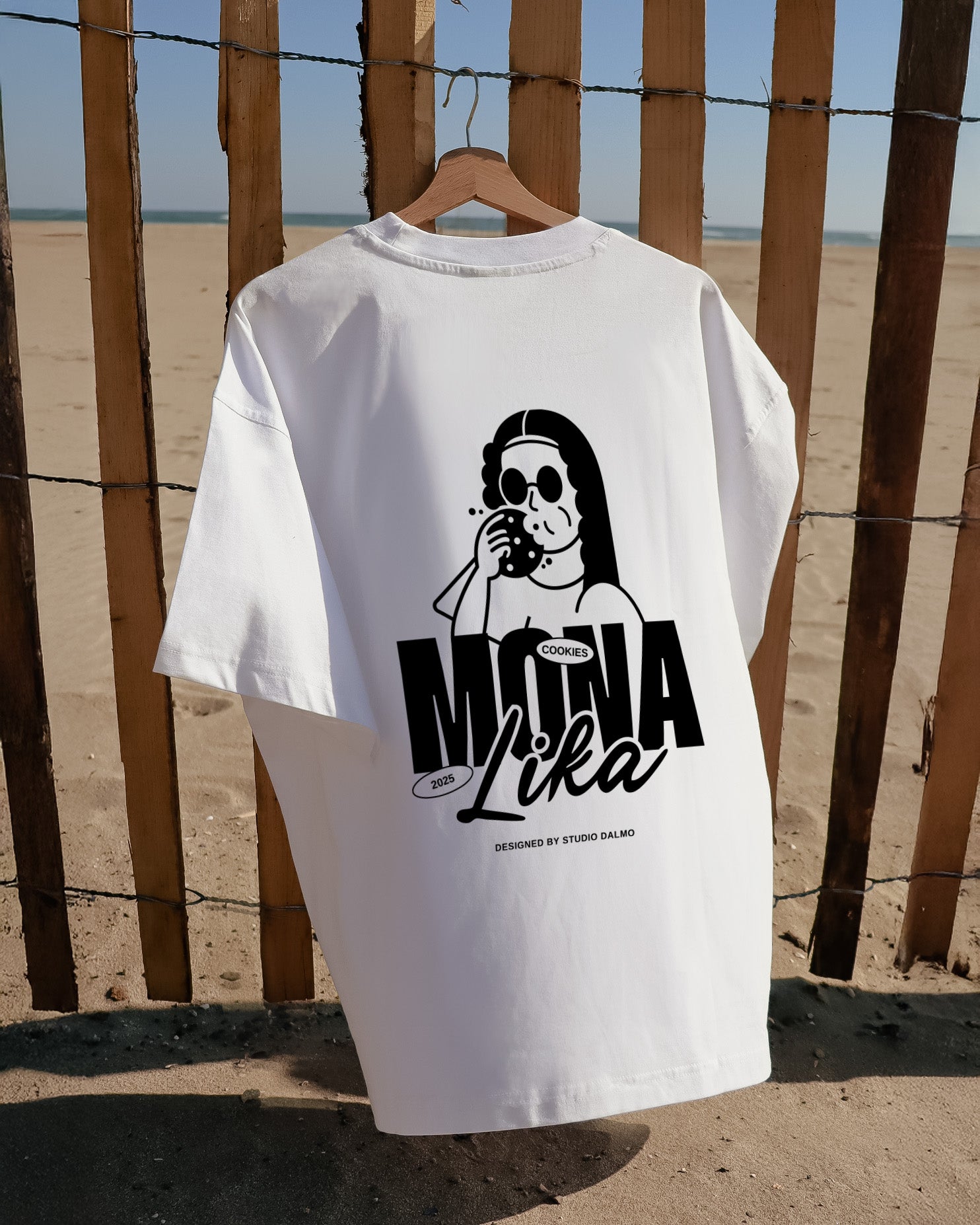 MOCKUP TSHIRT WHITE BEACH